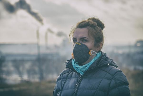 ブラジルと世界の主要な環境問題の 1 つである大気汚染地域で、マスクを着用した女性。
