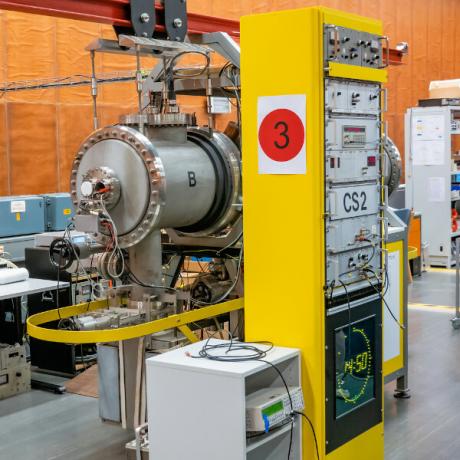 Атомные часы, основанные на переходах атомов цезия, находятся в лаборатории в Германии. [1]