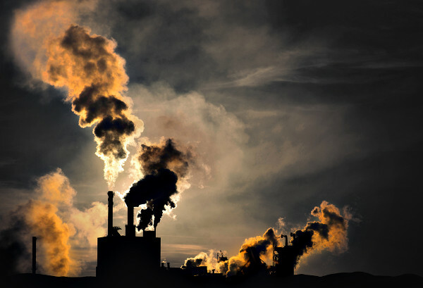 Oxid siřičitý je plyn emitovaný spalováním fosilních paliv.