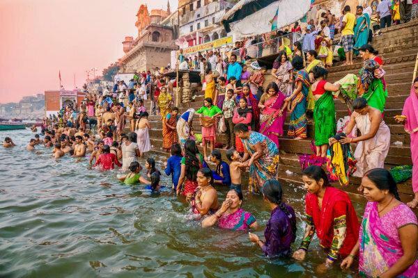  الهندوس في طقوس مقدسة على ضفاف نهر الغانج في فاراناسي ، الهند. [1]