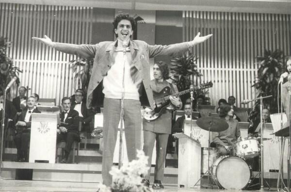 Каетано Велозу изпълнява на третото издание на Festival da Música Popular Brasileira през 1967 г. [2]