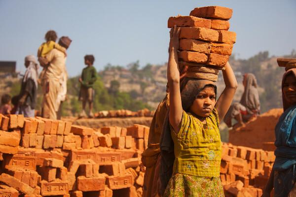 Flickor är majoriteten i utnyttjandegraden för barnarbete på grund av sexuell exploatering. [3]
