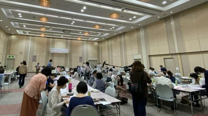 Στην Ιαπωνία, οι γονείς συμμετέχουν σε εκδηλώσεις σχέσεων για να ενθαρρύνουν τα παιδιά τους