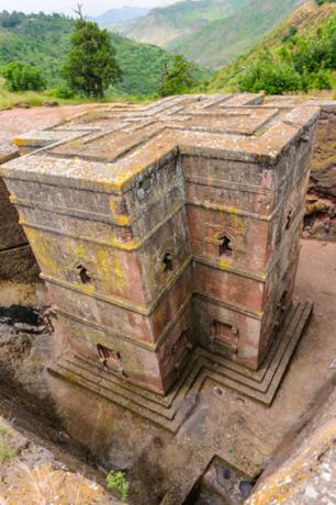 Rzeźbione kościoły skalne w Aksum w Etiopii są obecnie uważane za miejsce światowego dziedzictwa.