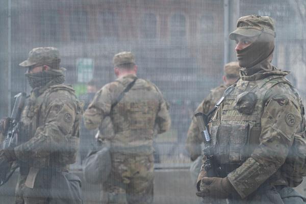 Sıkıyönetim kavramını gösteren silah tutan askerler.