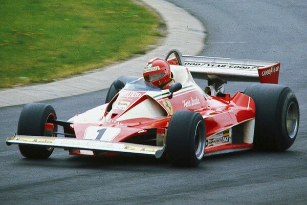 Niki Lauda kör sin Ferrari på den tyska GP 1976. [3]