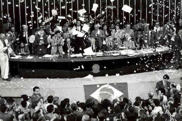 Vyhlásenie ústavy občanov sa uskutočnilo 5. októbra 1988 a uskutočnil ho Ulysses Guimarães. [2]