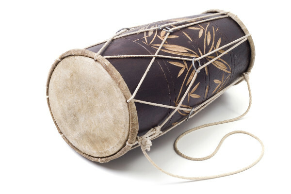 Atabaque เป็นเครื่องมือที่ใช้กันอย่างแพร่หลายในเกมคาโปเอร่า พิธีทางศาสนา และในบริบทอื่นๆ