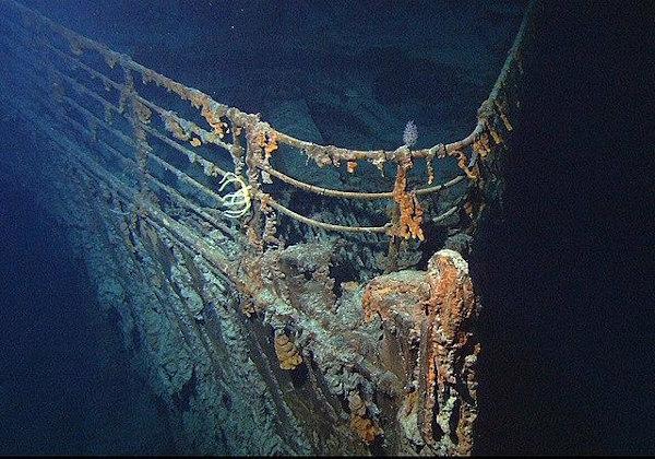 Widok dziobowego wraku RMS Titanic na dnie oceanu. 