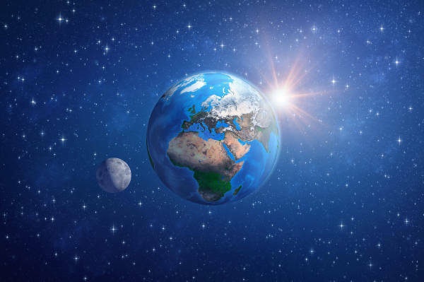 A Föld rendelkezik a Naprendszer legnagyobb természetes műholdjával, a Holddal.