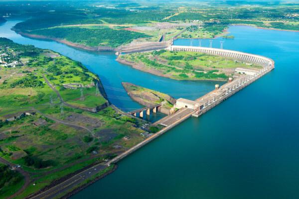 Itaipu Binacional hidroelektrinės, kuri naudojasi Paranos upės, vienos iš pagrindinių Brazilijos upių, vandenys, vaizdas iš oro.