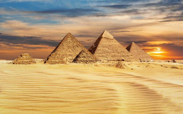 Bilde av tre pyramider i Egypt.