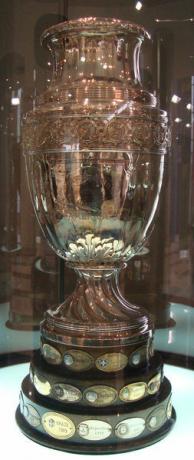 Кубок Америки выставлен в музее Conmebol. Предоставлено: Hazaña17.