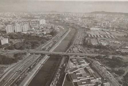 Tietê Rivier en stedelijke omgeving in zwart-wit foto.