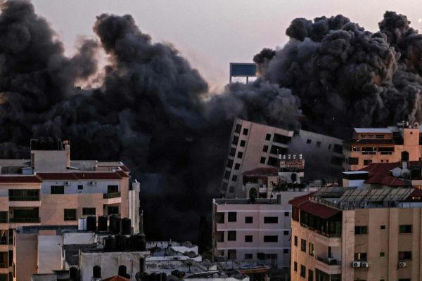 Pożar w Gazie po izraelskim bombardowaniu.[2]