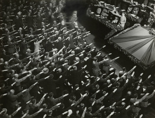 Поднятая вперед рука, сопровождаемая «Хайль Гитлер», была официальным нацистским приветствием их лидеру [2].