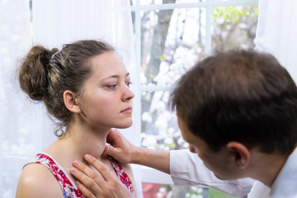 Повишен обем на щитовидната жлеза може да се види при палпиране на жлезата.