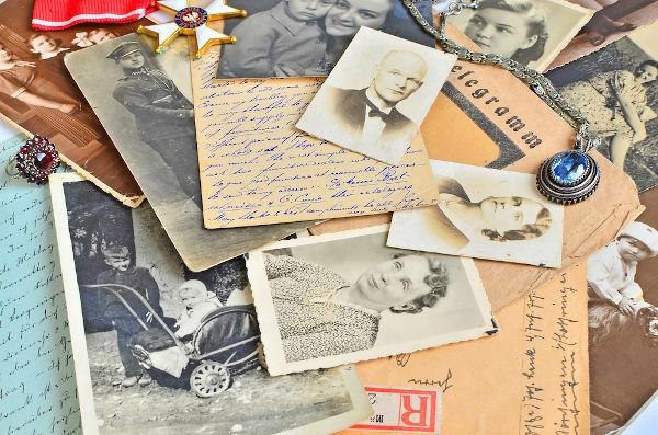 Belgeler, mektuplar ve fotoğraflar gibi kişisel nesneler, tarihçinin çalışmalarında kullanılan tarihi kaynaklardır.