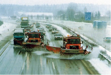 В странах, где много снега, на дороги бросают соль.