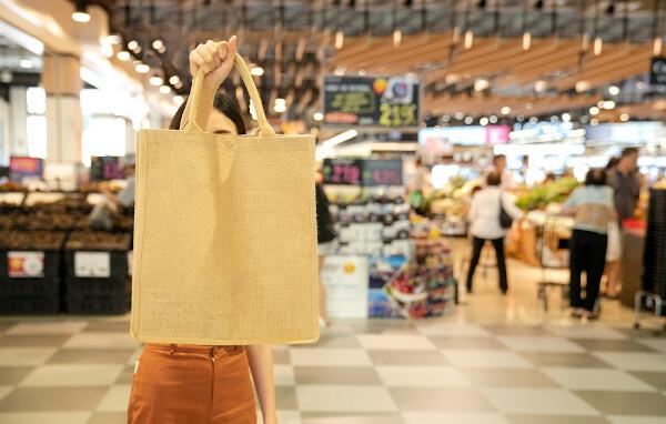 Les sacs écologiques sont une alternative pour remplacer l'utilisation de sacs en plastique.
