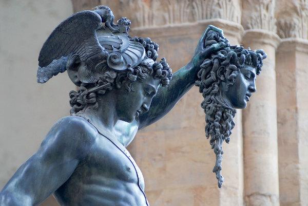 Medusa'nın başını tutan Perseus'un bronz heykeli