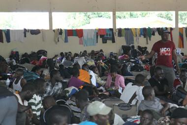 Haitští přistěhovalci ubytovaní v provizorním útulku v Acre v lednu 2014 *