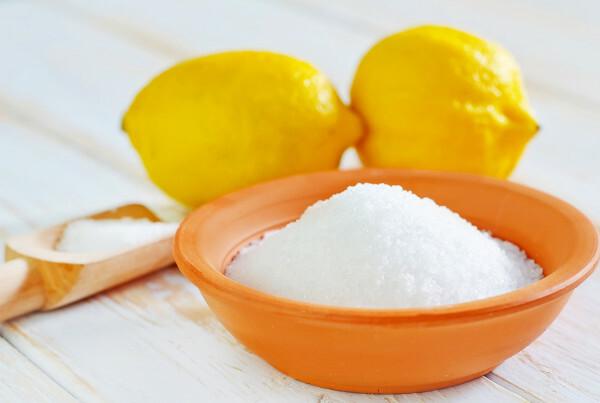L'acide citrique présent dans le citron est un composé du groupe acide carboxylique.