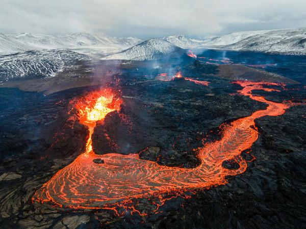 Лавата, която вътре във вулкана се нарича магма, изтича след вулканично изригване.