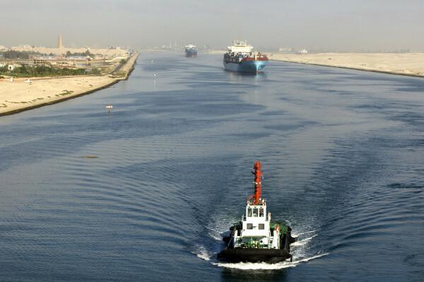 エジプトのスエズ運河とそれに沿ったボートの写真。