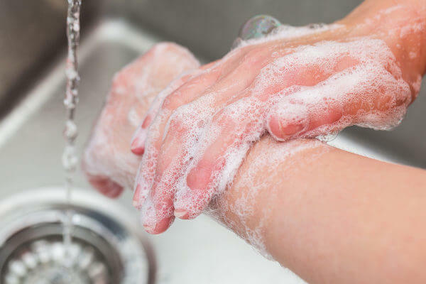 Waschen Sie Ihre Hände mit Wasser und Seife, um sichtbaren Schmutz zu entfernen.