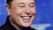 Elon Musk se posmehuje zaposlenemu in se opravičuje