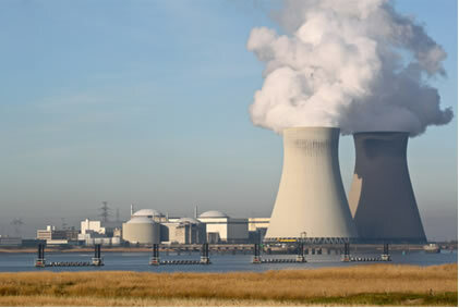Atomanlegg som bruker energien som frigjøres i fisjoneringsreaksjoner for å generere elektrisk energi 
