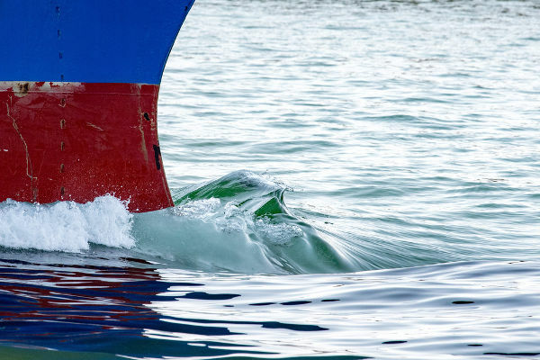 船の船首は、移動するときに船首の前に抗力波を発生させます。