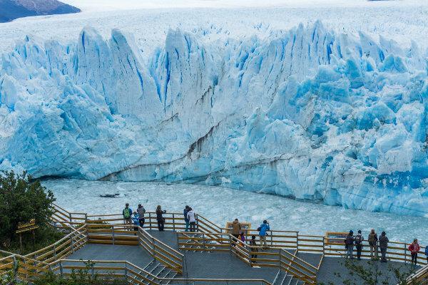 Vedere a unei părți a ghețarului Perito Moreno din El Calafate, un loc turistic din Patagonia.