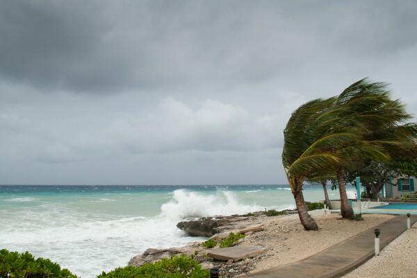 Starke Winde an einem Strand, eine Ursache für Meeresunterströmung.