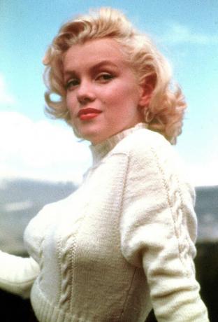 Marilyn Monroe serioasă cu părul ondulat și bluză cu guler, 1953.