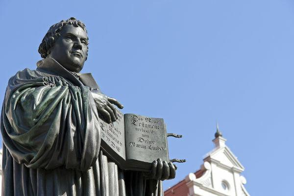 Luthers standbeeld in Wittenberg, de stad waar hij de stellingen aan de kerkdeur zou hebben genageld.