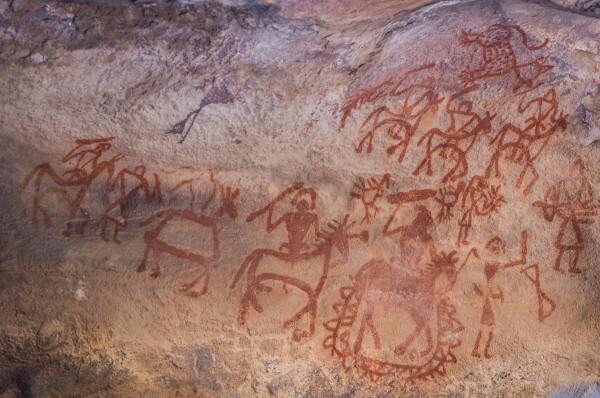 Mezolitik Çağ'da sanat, mağara duvarlarında insan figürlerinin ilk çizimlerinin ortaya çıkmasıyla belirgindi. 