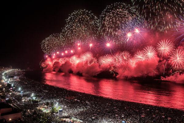 Spectacolul cu artificii este una dintre cele mai comune tradiții ale petrecerilor de Anul Nou.
