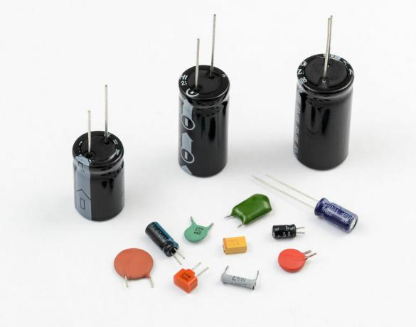Существуют разные типы конденсаторов с разными характеристиками и разными способами использования.