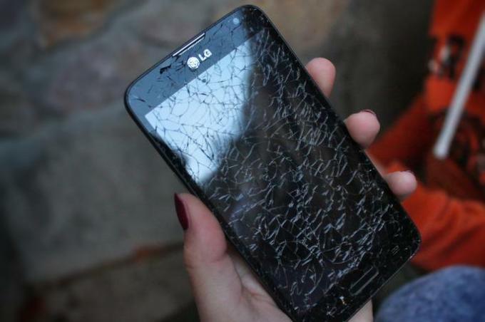 rozbitá obrazovka mobilného telefónu