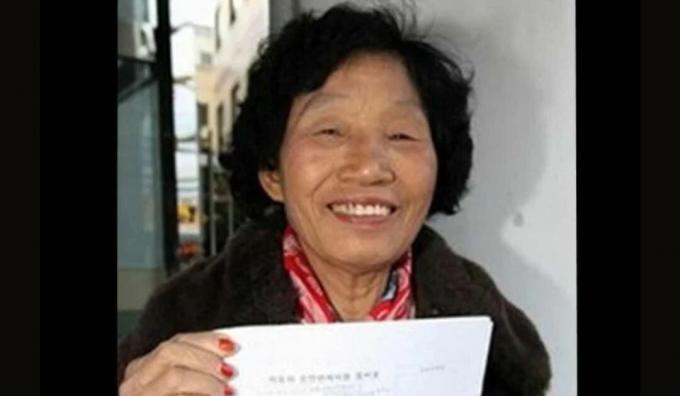 Unermüdlich! Nach 960 Versuchen nimmt ältere Frau ihren Führerschein ab