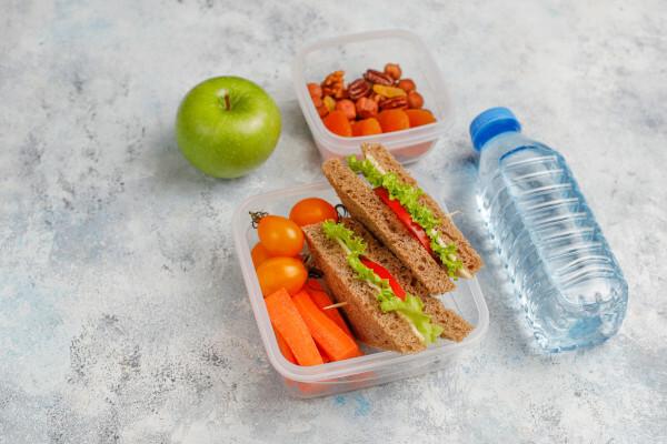 Å skille morgen- og ettermiddagssnacks i forskjellige krukker er en god strategi for å sikre at barnet ditt ikke spiser alt på en gang.