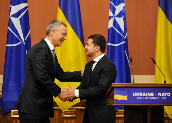  Генералният секретар на НАТО Йенс Столтенберг се ръкува с президента на Украйна Володимир Зеленски през 2019 г.