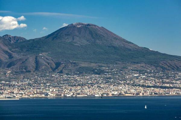 Vesuvius, som ligger sør i Italia, er en sovende vulkan.