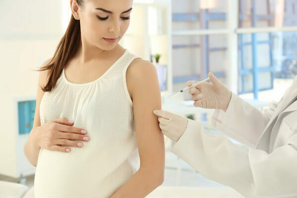 Zwangere vrouwen kunnen bepaalde vaccins krijgen, zoals griep.