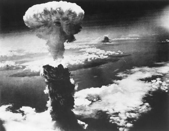Kernbom ontploft boven de stad Hiroshima, Japan, tijdens de Tweede Wereldoorlog.