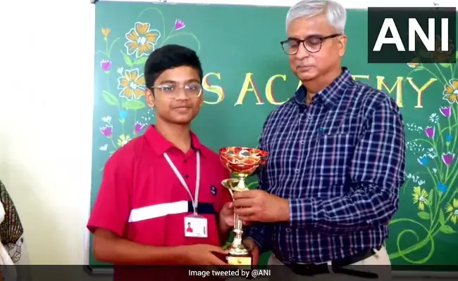 13 år gammel gutt lærer 17 programmeringsspråk og slår rekord