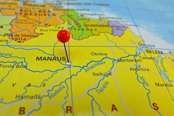 Fotografie a hărții Amazonasului cu un marcaj deasupra municipiului Manaus.