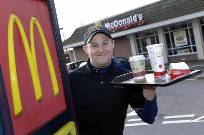 Mand vinder 8 millioner BRL i lotteriet, men vælger at genoptage sit job hos McDonald's